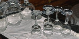 Ποτήρια στεγνώνουν πάνω σε πετσέτα