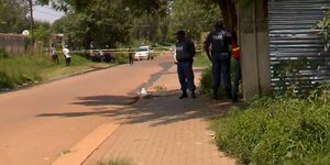 Αστυνομικοί σε τόπο εγκλήματος στη Νότια Αφρική