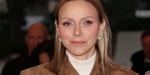 Η πριγκίπισσα Σαρλίν υποδέχεται τα Χριστούγεννα με νέο hair look και αέρα ανανέωσης