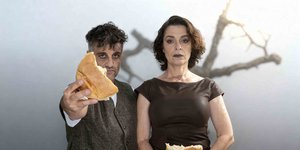 δυο κρατανε ψωμί