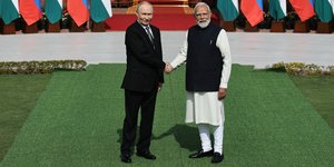 Ο Ρώσος πρόεδρος Βλαντίμιρ Πούτιν και ο Ινδός πρωθυπουργός Ναρέντρα Μόντι 