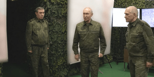 Βλάντιμιρ Πουτιν με στρατιωτική στολή