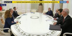 O Βλαντιμίρ Πούτιν συνομιλεί με τον Στιβ Γουίτκοφ και τον Τζάρεντ Κούσνερ στη Μόσχα