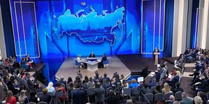 O Ρώσος πρόεδρος Βλαντίμιρ Πούτιν και ο χάρτης πίσω του στη συνέντευξη Τύπου 