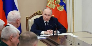 Ο Βλαντιμίρ Πούτιν με επιτελείς του 