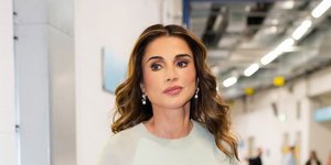 Βασίλισσα Ράνια: Πώς μια απλή λεπτομέρεια έκανε το κλασικό χειμερινό look να δείχνει απόλυτο statement