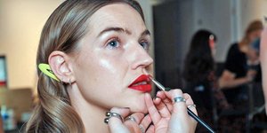 Χριστουγεννιάτικο μακιγιάζ 2025: Τα trends που κρατάμε και αυτά που αφήνουμε