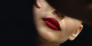 Glam Makeup ’25: Το κόκκινο κραγιόν που ταιριάζει σε όλες -Και πώς θα το φορέσεις σωστά