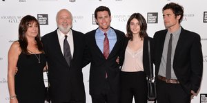 Ο Νικ Ράινερ (στη μέση) είναι ο βασικός ύποπτος για τη δολοφονία των γονιών του, Ρομπ Ράινερ και Μισέλ Σίνγκερ (αριστερά). Δεξιότερα τα αδέλφια του Ρόμι και Τζέικ