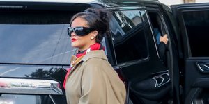 Η Ριάνα φορά την καμπαρντίνα με τον πιο τολμηρό τρόπο -Χωρίς τίποτα από μέσα