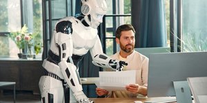 Η εξάρτηση αυτή δεν μοιάζει πια με εργαλειακή χρήση αλλά με γνωσιακή υποκατάσταση / SHUTTERSTOCK