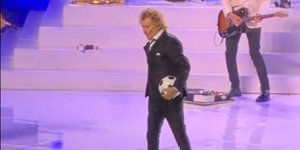 Ο Ροντ Στιούαρτ διέκοψε τη συναυλία στην Αθήνα λόγω επεισοδίου με θεατή