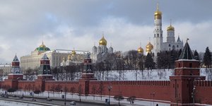 Τα τείχη του Κρεμλίνου στις όχθες του Μόσχοβα στη ρωσική πρωτεύουσα