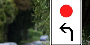 Τι σημαίνει η κόκκινη κουκκίδα σε ορισμένες πινακίδες –Η άγνωστη σήμανση που μπερδεύει τους οδηγούς