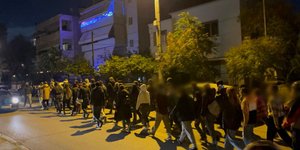 Διαμαρτυρία Ρουβίκωνα έξω από το σπίτι της Υπουργού Εργασίας Νίκης Κεραμέως στο Ψυχικό