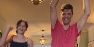 Ο Σάκης Ρουβάς ευχήθηκε «καλά Χριστούγεννα» χορεύοντας με την κόρη του Αριάδνη 