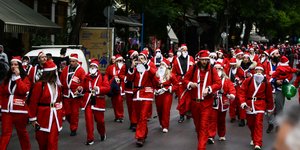 «Βούλιαξε» από Αϊ-Βασίληδες η Αθήνα για το Santa Run