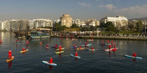 Αγιοβασίληδες πάνω σε σανίδες στον Θερμαϊκό για το 5ο Santa SUP