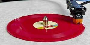Το Tiny Vinyl, το νέο μικρο-βινύλιο των τεσσάρων ιντσών που παρουσιάστηκε στις ΗΠΑ το φθινόπωρο, επιχειρεί να συνδυάσει την αισθητική και το τελετουργικό του παραδοσιακού βινυλίου με μια πιο παιχνιδιάρικη, φορητή και οικονομική λογική / TINYVINYL