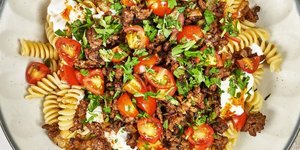  Fusilli με κιμά, γιαούρτι, λιωμένο βούτυρο και ντομάτα. Μεσογειακή comfort απλότητα, χορταστική, με ένταση χωρίς να κουράζει. Μισή ώρα, κανένας συμβιβασμός / TIKTOK