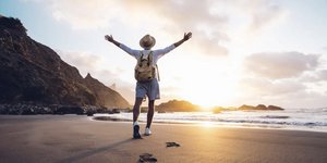 Το 2026 είναι η χρονιά που τα ταξίδια σταματούν να λειτουργούν ως κατανάλωση εμπειριών και επιστρέφουν στον αρχικό τους ρόλο: λύτρωση, ανάπαυση, επανεκκίνηση / SHUTTERSTOCK