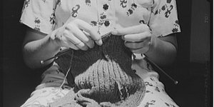  Το πλέξιμο, σύμβολο οικιακής ζεστασιάς, οικογενειακής φροντίδας και θηλυκής «αορατότητας», έγινε στον Β΄ Παγκόσμιο πόλεμο ένας από τους πιο απρόβλεπτους μηχανισμούς κατασκοπείας / US NATIONAL ARCHIVES 