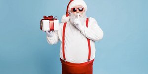 Κάθε μέσα του Δεκέμβρη, σε γραφεία, σχολεία, οικογενειακά τραπέζια και φιλικές παρέες, το ίδιο μικρό τελετουργικό επαναλαμβάνεται: ο καθένας τραβά ένα όνομα, αγοράζει ένα δώρο και το προσφέρει χωρίς να αποκαλύψει την ταυτότητά του / SHUTTERSTOCK