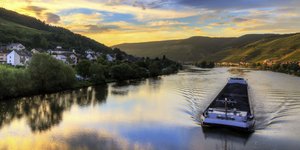 Το microcruising με φορτηγίδες –γνωστό ως barge cruising– αναδεικνύεται σε μια ήσυχη αλλά σταθερά ανερχόμενη απάντηση στην πίεση του μαζικού τουρισμού / GETTY
