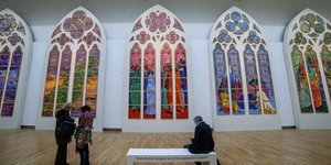 Τα πλήρους μεγέθους έξι νέα βιτρό, που εκτίθενται στο Grand Palais στο πλαίσιο της έκθεσης D’un seul souffle (Με μία ανάσα) / GETTY