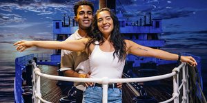  Ζευγάρια περιμένουν στη σειρά για να φωτογραφηθούν μπροστά από πράσινη οθόνη, αναπαριστώντας τη διάσημη σκηνή της πλώρης από την ταινία του Τζέιμς Κάμερον / INSTAGRAM