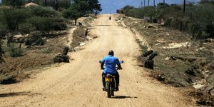 Ο Άντριου Οτσιένγκ φορά το κράνος του και ξεκινά με ιατρικά τεστ στις αποσκευές και διασχίζει την απλωμένη, ξηρή ενδοχώρα στα σύνορα Κένυας–Ουγκάντας, κυνηγώντας το καλαζάρ / FACEBOOK