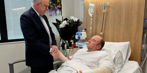 O πρωθυπουργός της Αυστραλίας Άντονι Αλμπανέζi συναντά τον Αχμέντ αλ Αχμέντ στο νοσοκομείο St George στο Σίδνεϊ