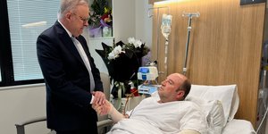 Ο Αυστραλός πρωθυπουργός Άντονι Αλμπανίζ, επισκέφτηκε τον ήρωα Αχμέντ αλ Αχμέντ στο νοσοκομείο St George του Σίδνεϊ