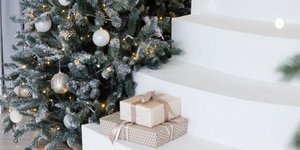 Πώς να κάνετε την εσωτερική σκάλα το πιο αστραφτερό highlight της χριστουγεννιάτικης διακόσμησης του σπιτιού