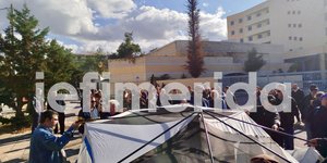 Ιδιοκτήτες ταξί στήνουν σκηνή έξω από το υπουργείο Μεταφορών 