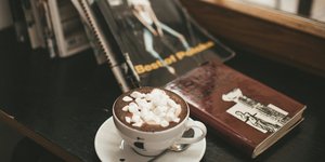 Κούπα με ζεστή σοκολάτα σε καφέ 