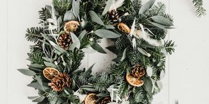 Το viral χριστουγεννιάτικο στεφάνι που μοιάζει αγορασμένο, αλλά είναι φτιαγμένο με κρεμάστρα