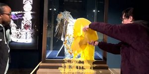 Ακτιβιστές πέταξαν κράμπλ μήλου στη προθήκη του Αυτοκρατορικού Στέμματος στον Πύργο του Λονδίνου -Δέιτε βίντεο