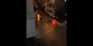 Κακοκαιρία Byron, αυτοκίνητα επιπλέουν στο νερό στον Αλιμο