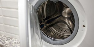 Το να αφήνει κανείς την πόρτα του πλυντηρίου ανοιχτή ανάμεσα στις πλύσεις μοιάζει με μια ασήμαντη λεπτομέρεια της καθημερινότητας / SHUTTERSTOCK