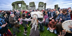 Σαμάνοι και τουρίστες στο Στόουνχεντζ για το χειμερινό ηλιοστάσιο 