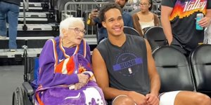 Στα 102 έτη της, είδε για πρώτη φορά την αγαπημένη της ομάδα