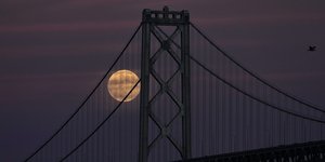Η υπερπανσέληνος στη γέφυρα του Σαν Φρανσίσκο στις ΗΠΑ / AP