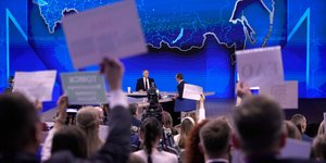 Ο Βλαντίμιρ Πούτιν δέχτηκε σοβαρές και μη... ερωτήσεις κατά την ετήσια συνέντευξη