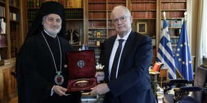 Τον αρχιεπίσκοπο Αμερικής Ελπιδοφόρο υποδέχθηκε στο προεδρικό μέγαρο ο Κωνσταντίνος Τασούλας
