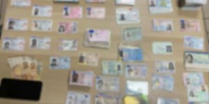 Κλεμμένες ταυτότητες που κατασχέθηκαν κατά τη σύλληψη του 45χρονου