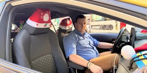 O Πάνος Ζηκάκης και το... χριστουγεννιάτικο ταξί του