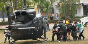 Μεταφορά τραυματισμένου στρατιώτη στην Ταϊλάνδη