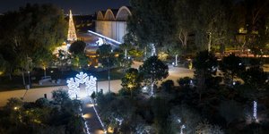 Ήρθε η στιγμή το αγαπημένο μας Πάρκο να φωτιστεί, να στολιστεί και να γεμίσει μαγεία.  To The Ellinikon North Pole Express επέστρεψε! 