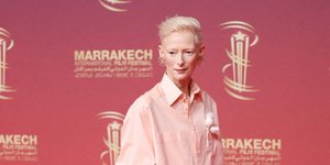 Η Τίλντα Σουίντον είναι για μια ακόμη φορά η πιο καλοντυμένη στο κόκκινο χαλί -Με Chanel + Charvet